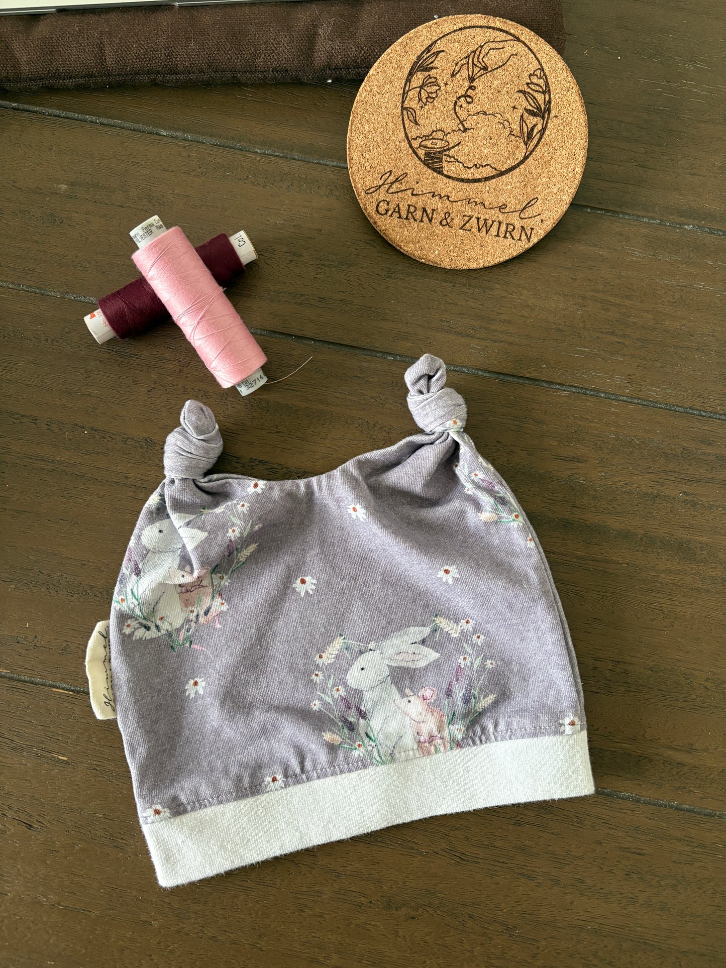 Babyhaube BIO lila mit süßen Hasen
