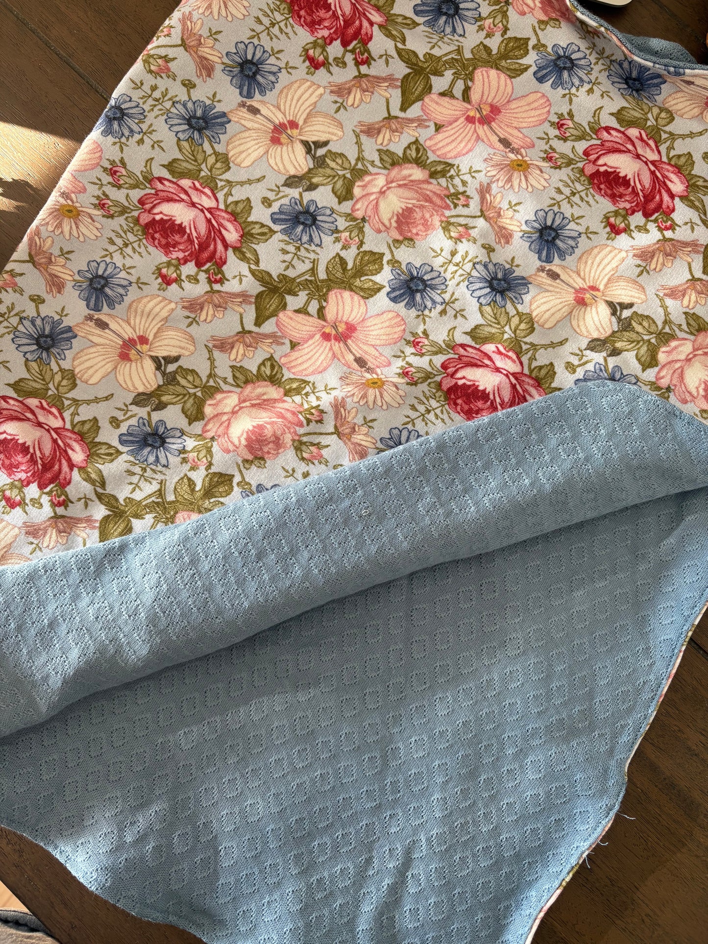 Babydecke aus floralem BIO Stoff und atmungsaktiver BIO Strick Innenseite