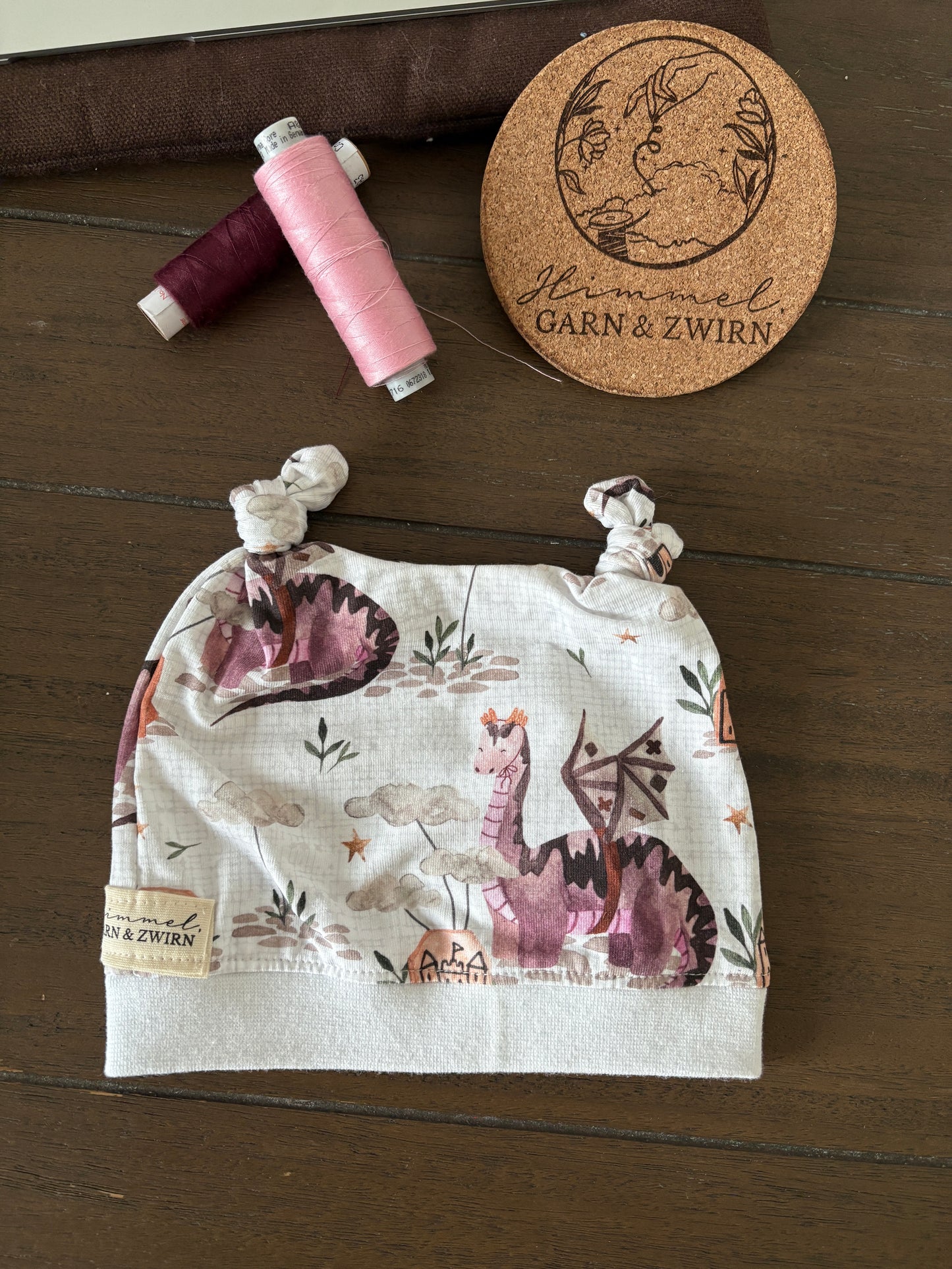Babyhaube mit rosa Drachen aus BIO Jersey
