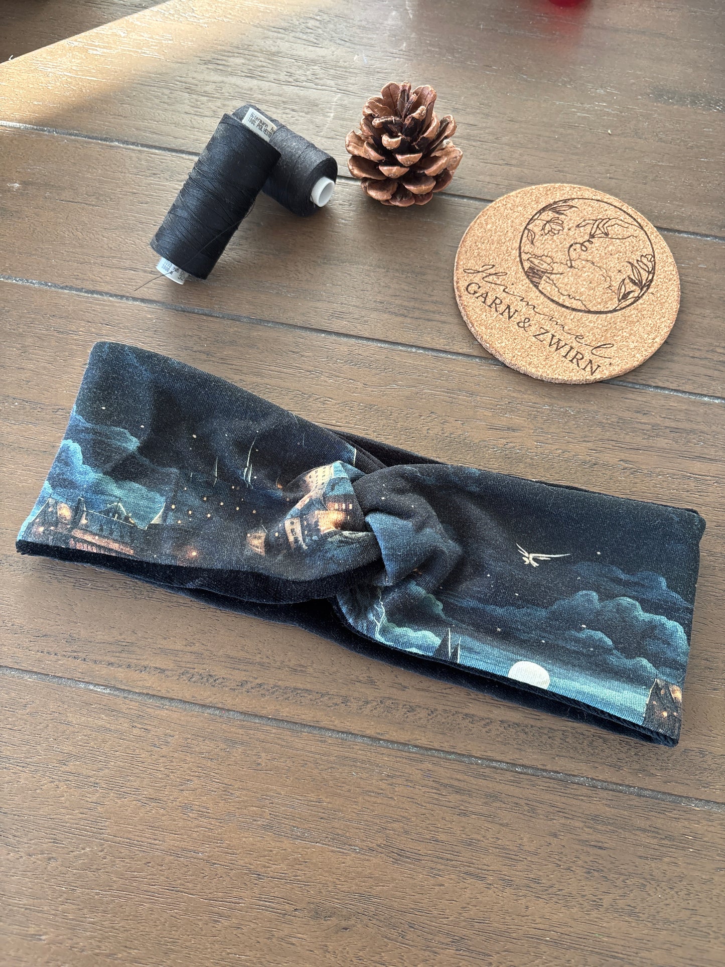 Mystisches Stirnband mit magischen Schlossmotiv und samtigem Innenfutter 🪄