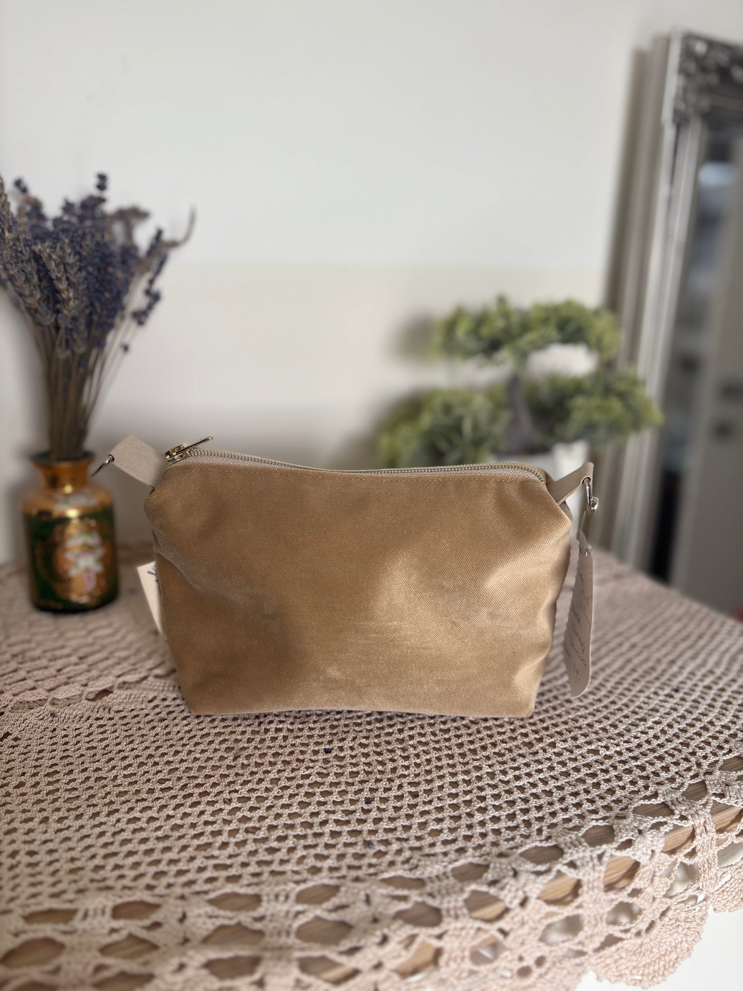 Elegante Handtasche in beige mit modernen Gurt in orange ✨