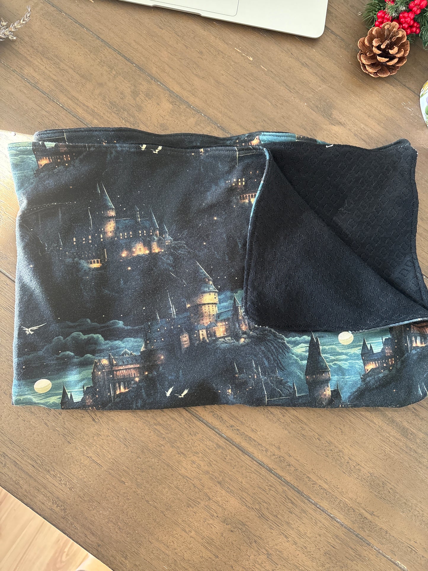 Babydecke mit magischen Schloss Muster und atmungsaktiver Strick Innenseite (BIO Stoffe)