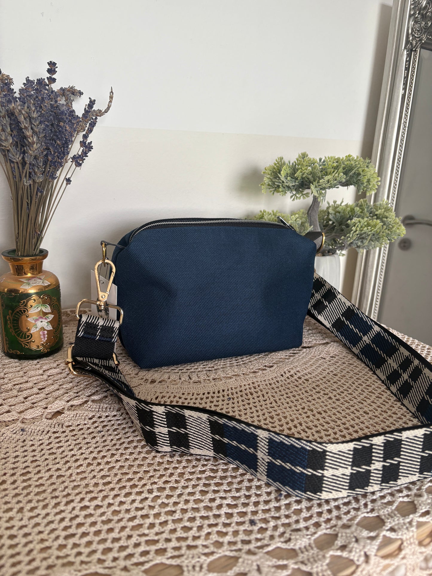 Zeitlose Handtasche in edel dunkelblau und Karo Gurt 💙