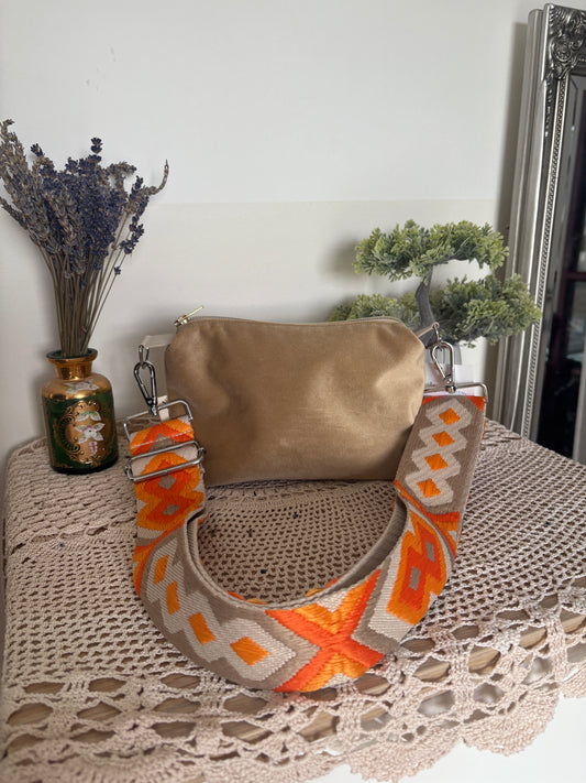 Elegante Handtasche in beige mit modernen Gurt in orange ✨