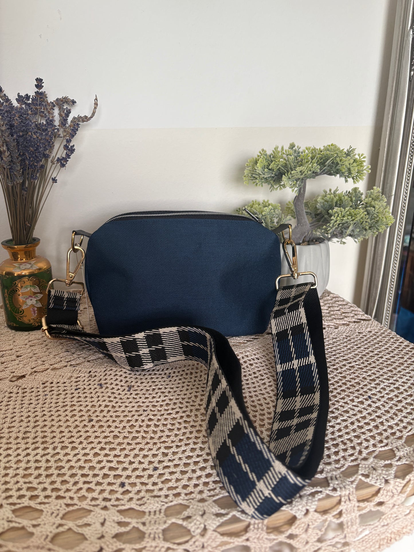 Zeitlose Handtasche in edel dunkelblau und Karo Gurt 💙