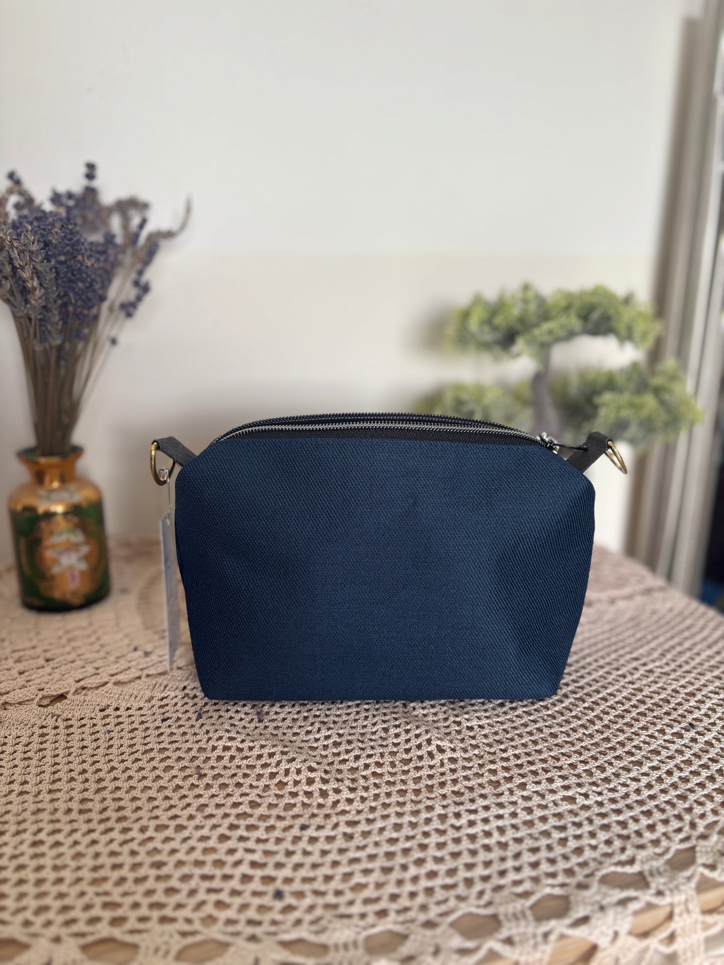 Zeitlose Handtasche in edel dunkelblau und Karo Gurt 💙