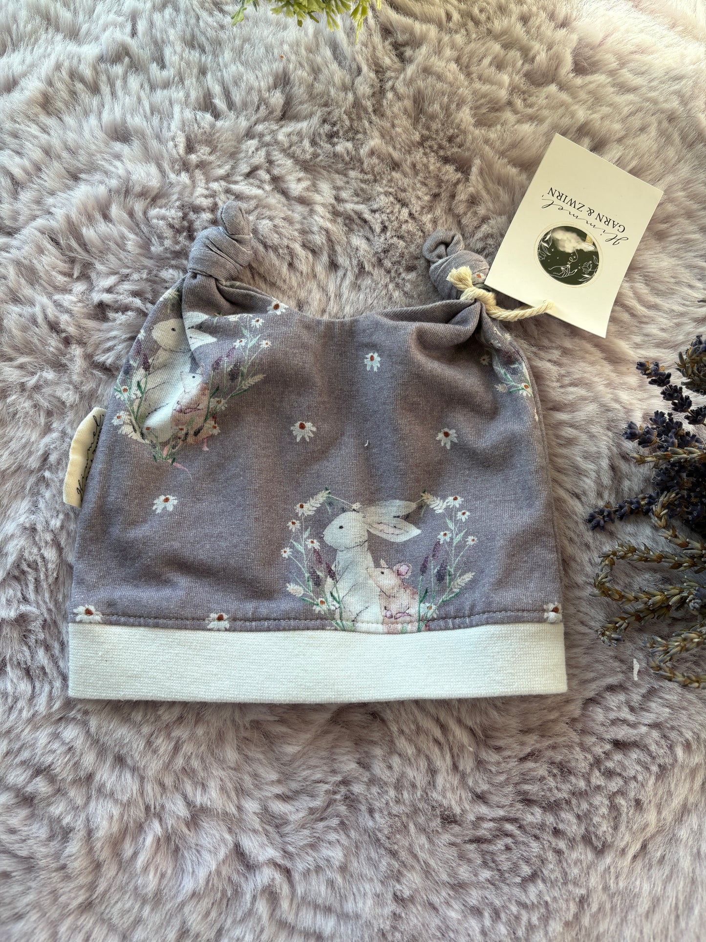 Babyhaube BIO lila mit süßen Hasen