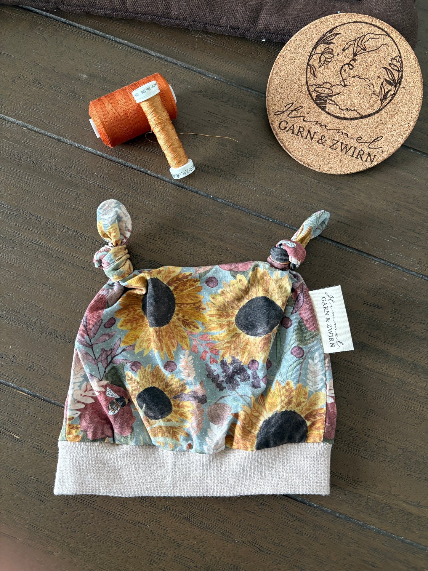 Babyhaube BIO in strahlenden Sonnenblumen Design 🌻